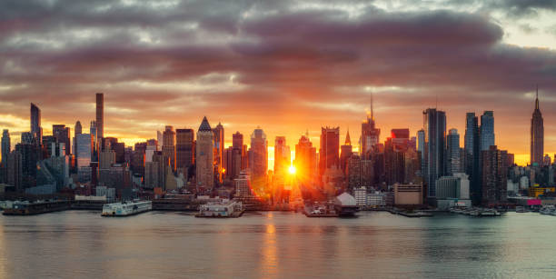 nascer do sol brilhante sobre manhattan. - overcast day new york city manhattan - fotografias e filmes do acervo