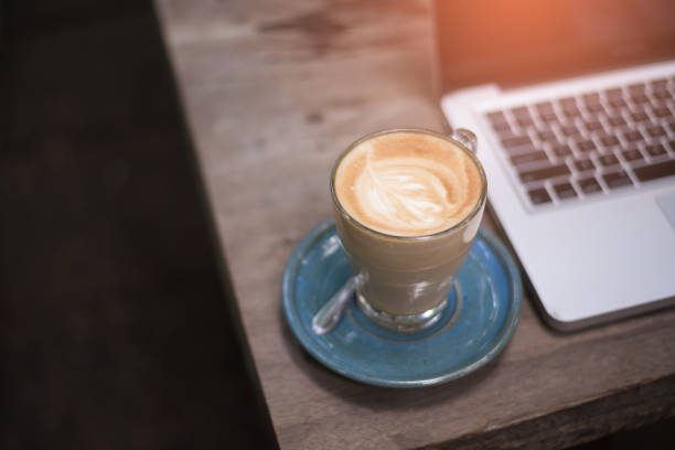 tazza da caffè e laptop per lavoro, focus selettivo sul caffè. - computer key internet cafe coffee internet foto e immagini stock