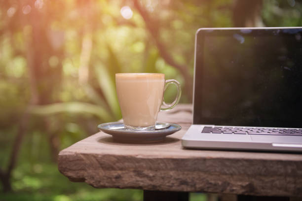 tazza da caffè e laptop per lavoro, focus selettivo sul caffè. - computer key internet cafe coffee internet foto e immagini stock