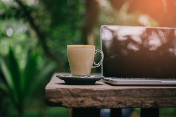 tazza da caffè e laptop per lavoro, focus selettivo sul caffè. - computer key internet cafe coffee internet foto e immagini stock