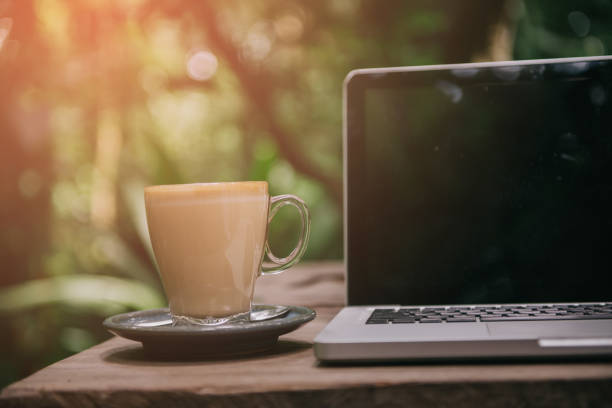 tazza da caffè e laptop per lavoro, focus selettivo sul caffè. - computer key internet cafe coffee internet foto e immagini stock