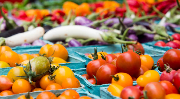 фермеры рынка овощи с помидорами - multi colored vegetable tomato homegrown produce стоковые фото �и изображения