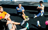 menschen-die-im-fitness-studio-trainieren.jpg?b=1&s=170x170&k=20&c=HgW02CXLVMla_2H9Y3SDsnVNgYrb7YWueTXyjZzOJYQ=