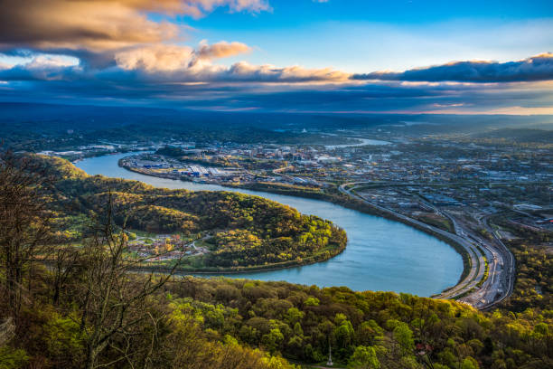 drone widok z lotu ptaka centrum chattanooga tennessee i tennessee river - tennessee zdjęcia i obrazy z banku zdjęć