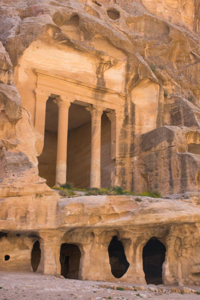 siq al barid en pequeña petra jordania - el barid fotografías e imágenes de stock