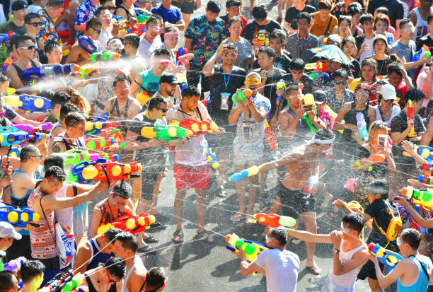 festival de songkran en bangkok, tailandia - khao san road fotografías e imágenes de stock