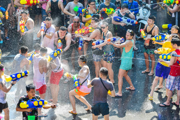 festival de songkran em bangkok, tailândia - buddhist new year songkran traditional festival dancing - fotografias e filmes do acervo