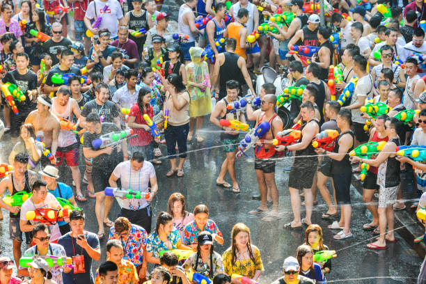 festival de songkran em bangkok, tailândia - buddhist new year songkran traditional festival dancing - fotografias e filmes do acervo