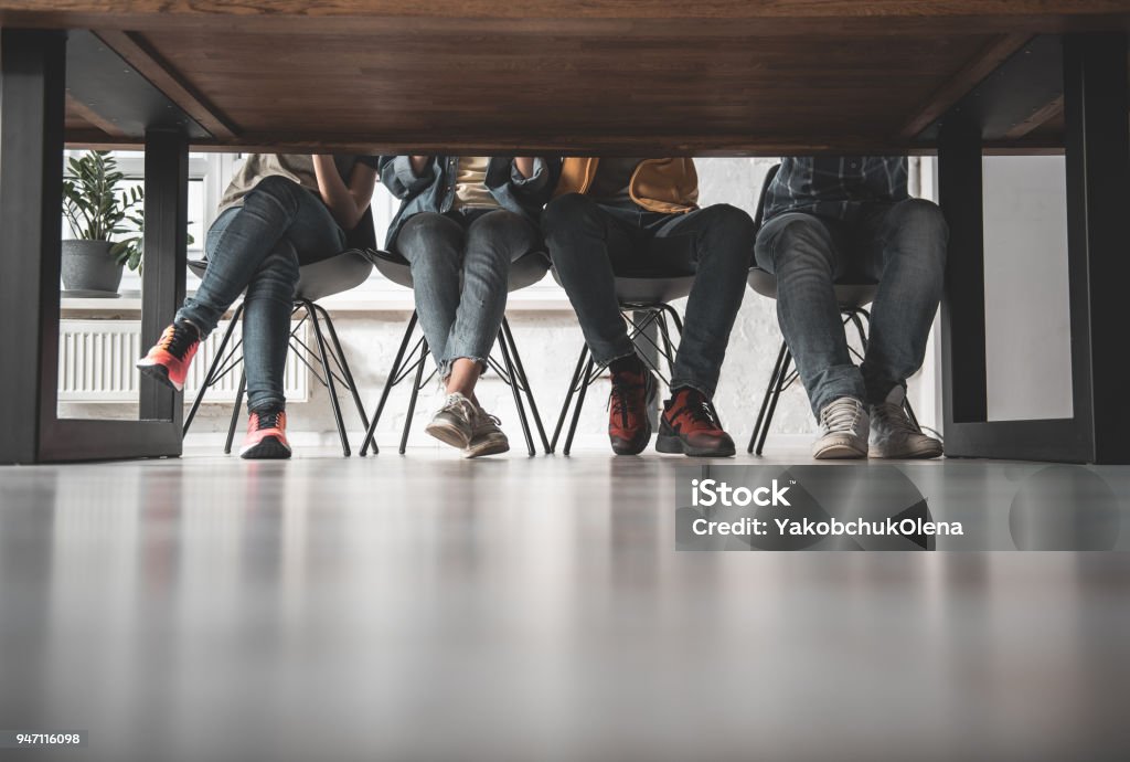 Student-Beine in Jeans und snickers - Lizenzfrei Fokusgruppe Stock-Foto