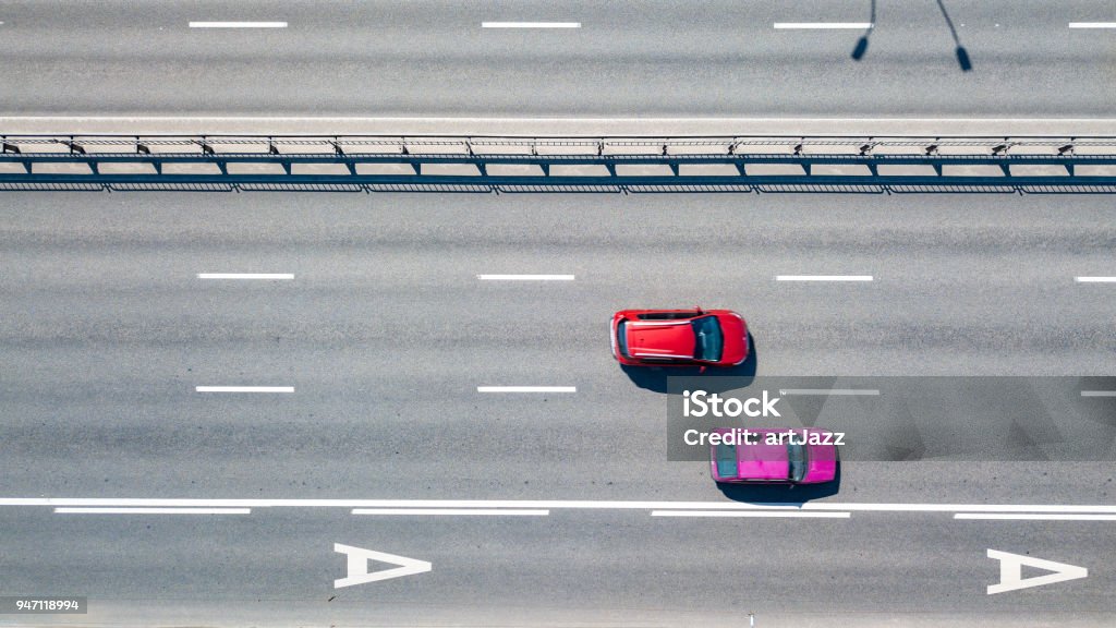 2 台の車、キエフの町道の平面図です。ドローンの写真 - 空撮のロイヤリティフリーストックフォト