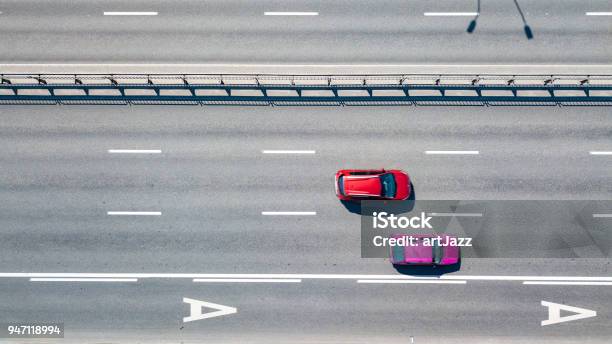 2 台の車キエフの町道の平面図ですドローンの写真 - 空撮のストックフォトや画像を多数ご用意 - 空撮, 自動車, 主要道路
