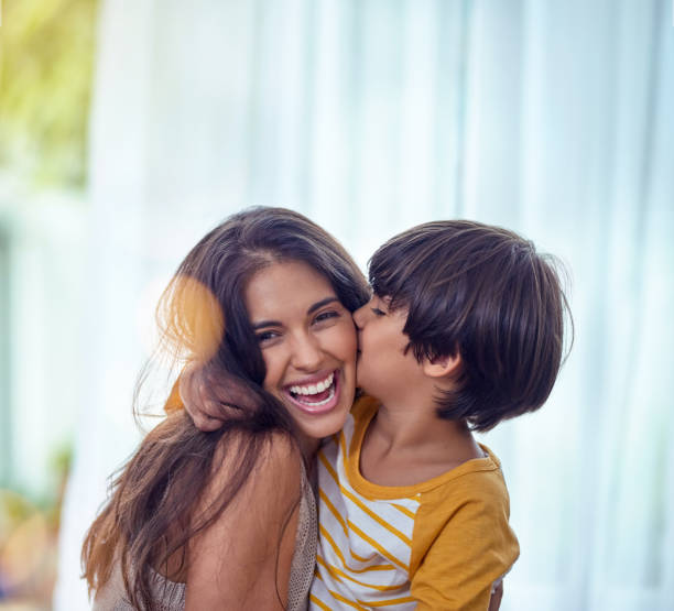 feliz es el niño que tiene la madre es feliz - child beauty mother little boys fotografías e imágenes de stock