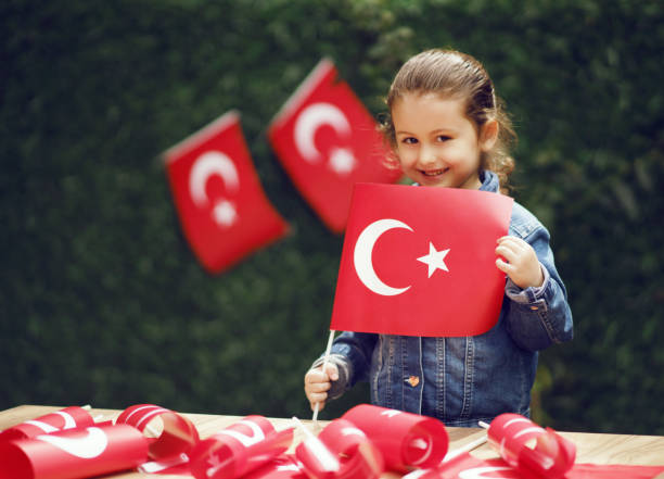 トルコのフラグを持つ少女 - 少女一人 ストックフォトと画像