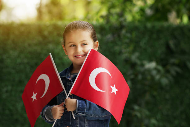 menina com bandeiras turcas - child mixed race person little girls human gender - fotografias e filmes do acervo