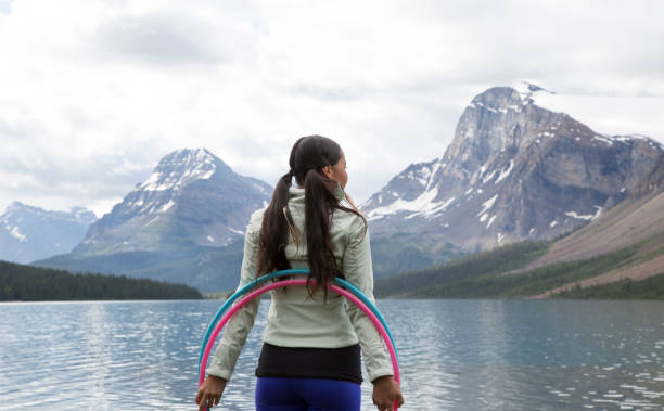 la donna nativa americana balla con i cerchi, in montagna - bow lake foto e immagini stock