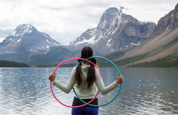 la donna nativa americana balla con i cerchi, in montagna - bow lake foto e immagini stock