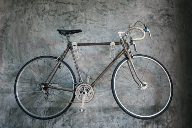 istock Antique bicycle on grunge gray wall 947147890