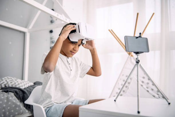 istock Gay boy blogger putting on VR glasses 947151932