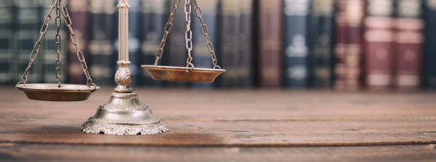 libros de escalas de la justicia y el derecho sobre un fondo de madera. - law weight scale legal system gavel fotografías e imágenes de stock
