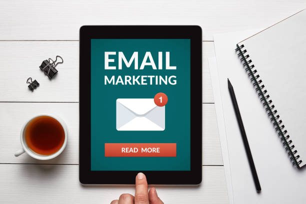 email marketing concepto en tablet la pantalla con objetos de oficina - spam e mail marketing internet fotografías e imágenes de stock