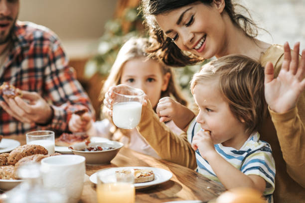 no mommy, i don't want to drink yogurt! - breakfast family child healthy eating imagens e fotografias de stock