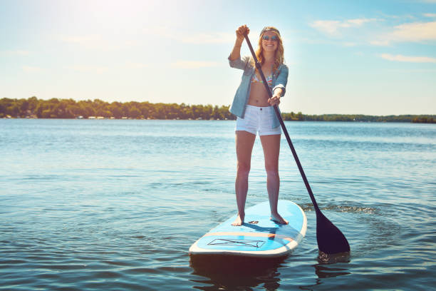 ゼロ後悔と一緒に暮らす - paddleboard oar women lake ストックフォトと画像