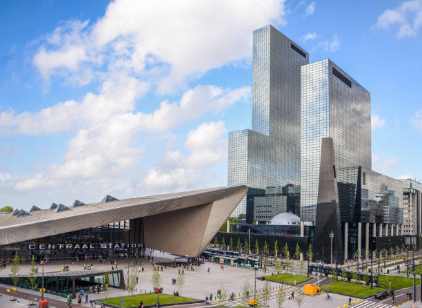 rotterdam, nederland financieel centrum skyline, met inbegrip van het centraal station, dat een belangrijk verkeersknooppunt met 110.000 reizigers per dag is. - rotterdam stockfoto's en -beelden