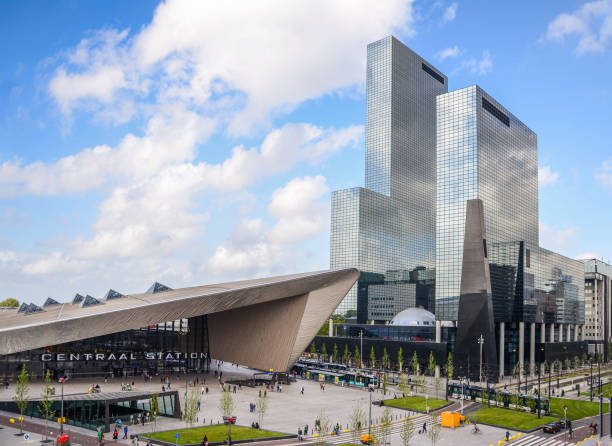 rotterdam, holandia centrum finansowe panoramy, w tym dworca centralnego, który jest ważnym węzłem komunikacyjnym z 110.000 pasażerów dziennie. - per zdjęcia i obrazy z banku zdjęć