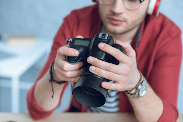istock Digital camera in hands of man professional photographer 947185128