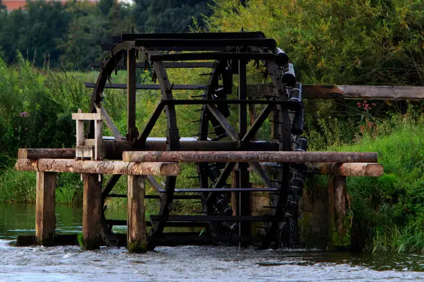 Ein Wasserrad an der Regnitz. A water wheel and the river Regnitz.