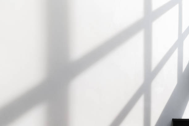 mur vide blanc avec ombre de fenêtre - loft apartment studio window warehouse photos et images de collection