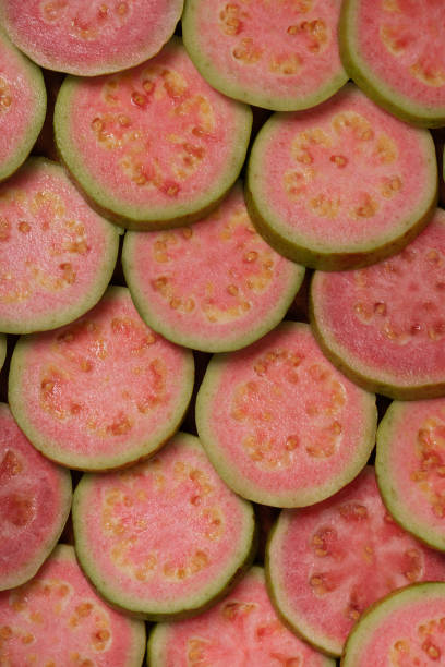 кусочки розовой гуавы - guava vegetable tropical climate fruit стоковые фото и изображения