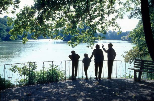 Kalscheurer Weiher, Cologne, North Rhine Westphalia, Germany, 1972. Family excursion in a nearby park. Father, mother and children enjoy a sunny day out.