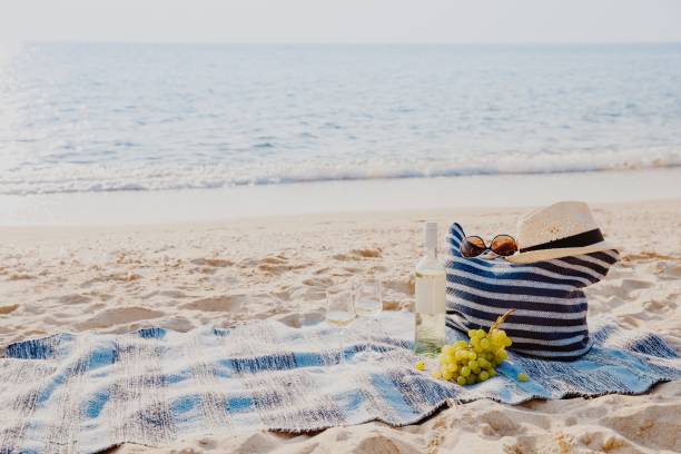 picknick-hintergrund mit tasche, traube und weißwein vom blau des meeres - strandtasche stock-fotos und bilder