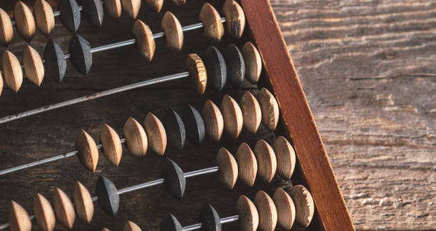 vintage abacus auf holz hintergrund - abakus rechentafel stock-fotos und bilder
