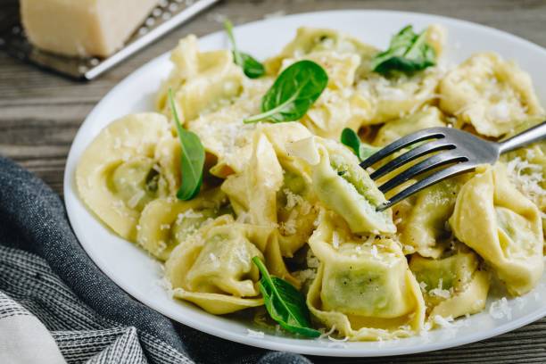 włoski makaron ravioli ze szpinakiem i ricottą na drewnianym tle - ricotta cheese freshness white zdjęcia i obrazy z banku zdjęć