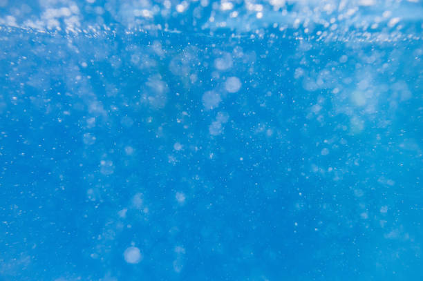 수 중 청록색 텍스처, 거품과 bokeh 빛으로 깨끗 하 고 맑은 물. 배경, 텍스트, 디자인 공간 질감입니다. 푸른 물, 파란 수영장, 바다, 열 대 바다. 물 속에서 보기 - underwater textured effect water textured 뉴스 사진 이미지