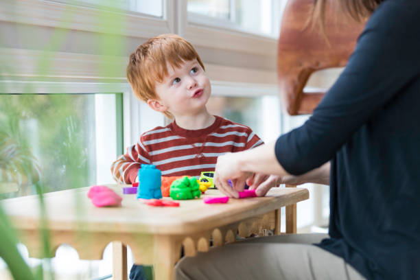 madre e hijo jugando con la arcilla de un juego de niños en el hogar - food child childs play clay craft fotografías e imágenes de stock