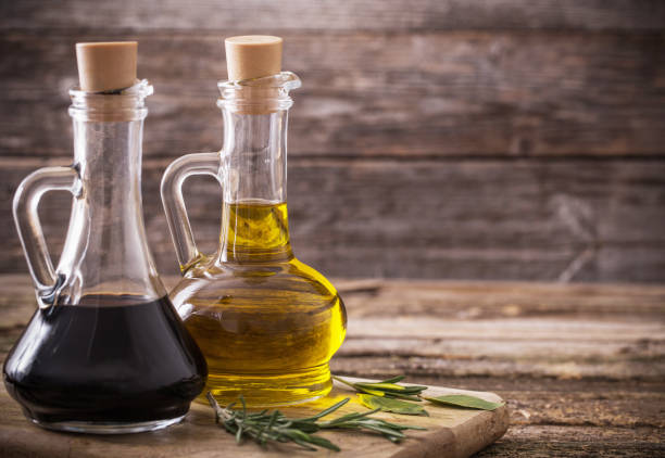 оливковое масло и бальзамический уксус на деревянном фоне - balsamic vinegar olive oil bottle cooking oil стоковые фото и изображения