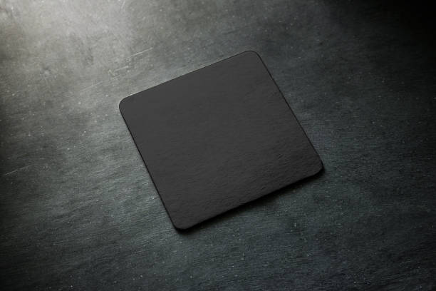 maqueta de montaña negra en blanco de la cerveza en escritorio gris - coaster fotografías e imágenes de stock