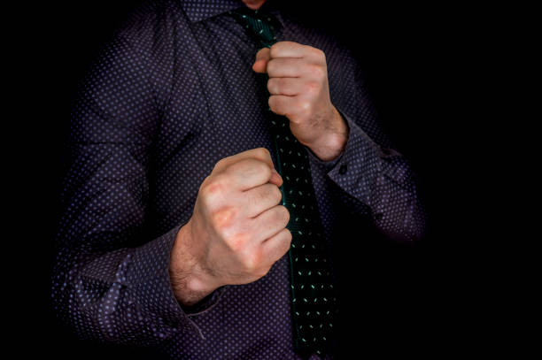 joven empresario con puños - boxing caucasian men business fotografías e imágenes de stock