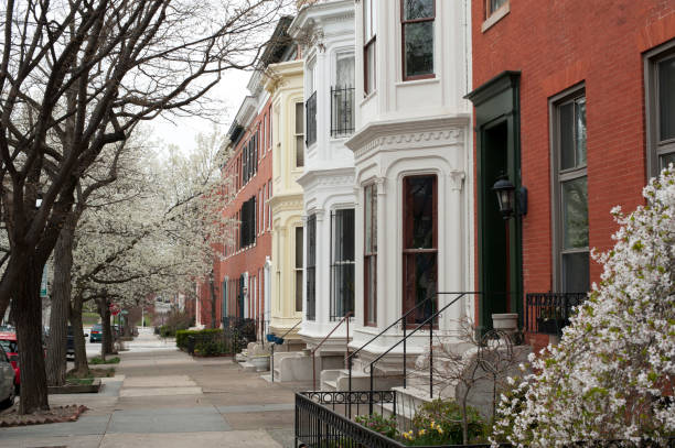 casas adosadas en baltimore - row house townhouse house in a row fotografías e imágenes de stock