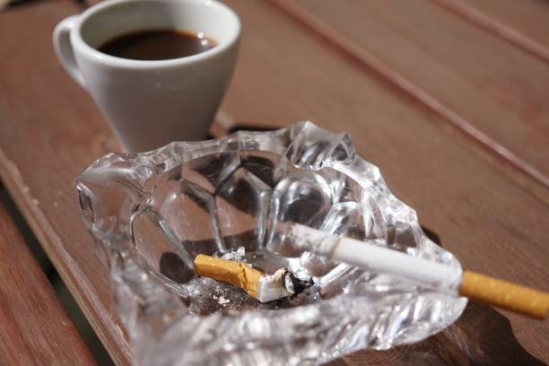 café y cigarrillo - pausa caffè fotografías e imágenes de stock