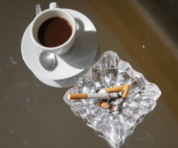 café y cigarrillo - pausa caffè fotografías e imágenes de stock
