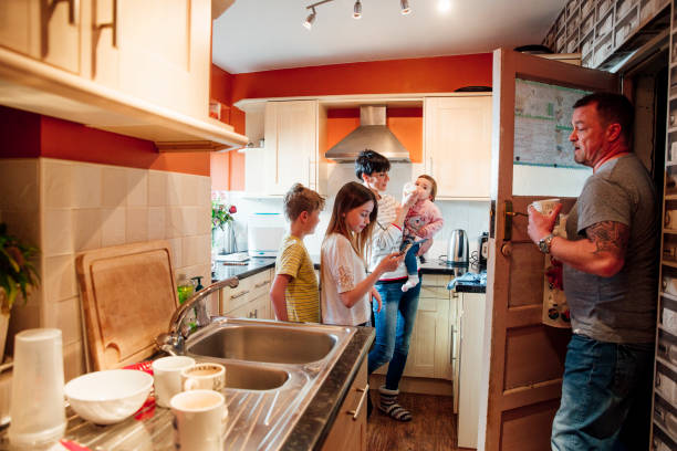 vida familiar na cozinha - lotado - fotografias e filmes do acervo