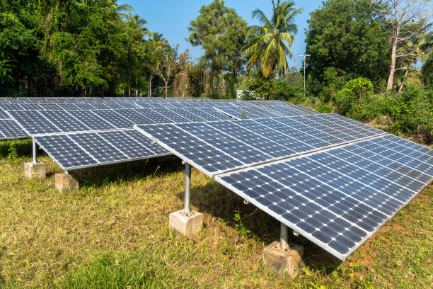 batteries de soleil au sommet de la colline dans la jungle - voltaic photos et images de collection