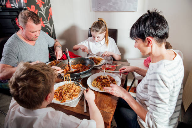 家で一緒に食べる家族 - child eating pasta spaghetti ストックフォトと画像