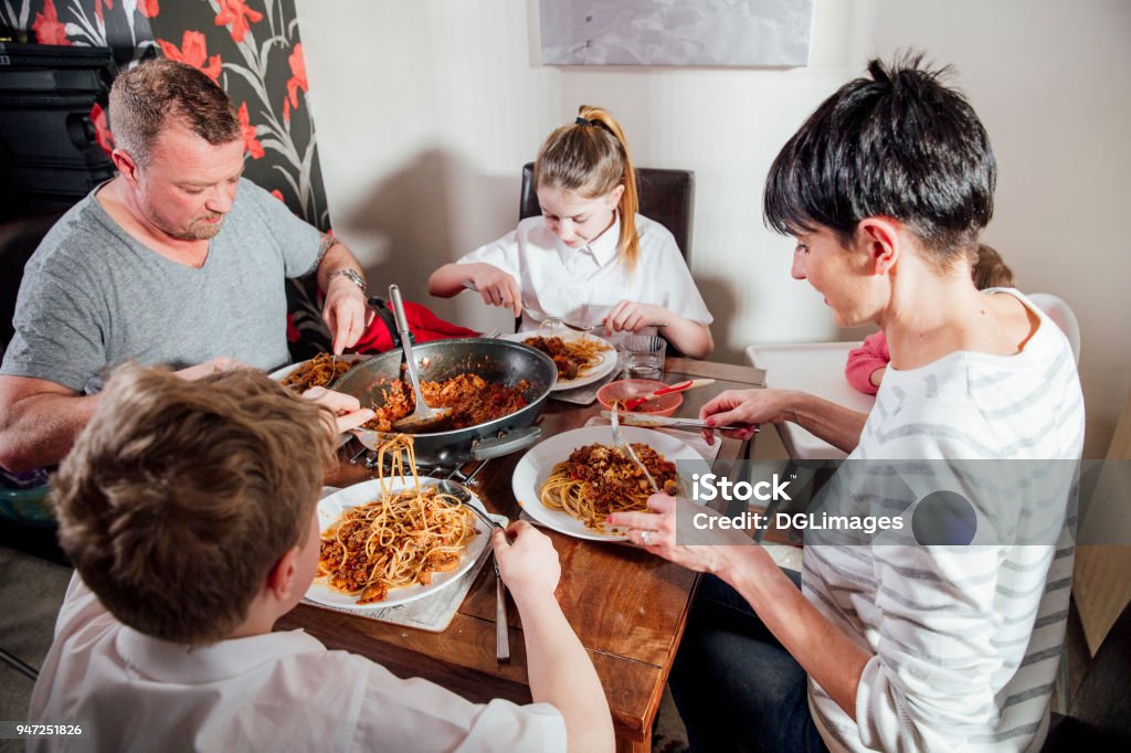 Comer juntos em casa de família - Foto de stock de Família royalty-free