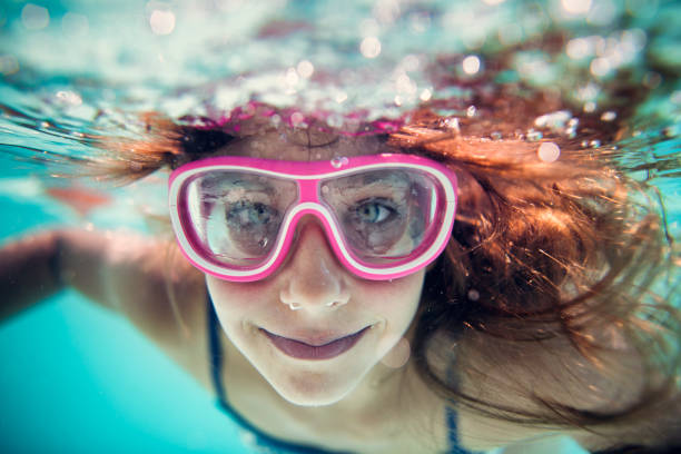 underwater portrait of a girl - swimming goggles imagens e fotografias de stock