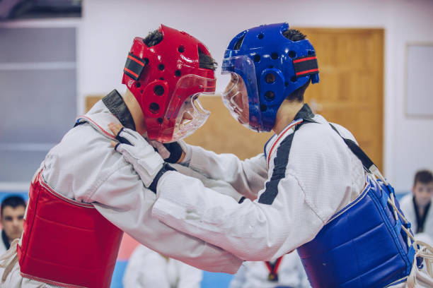 소년 태권도 연습 - karate belt martial arts judo 뉴스 사진 이미지